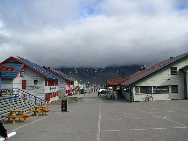 longyearbyen_8thjuly_jmb 115.jpg - Le centre commercial à gauche, à droite la banque et la poste ... la visite est terminée.